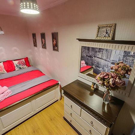 Appartamento Золотой Квадрат Шевченко 75 Almaty Esterno foto