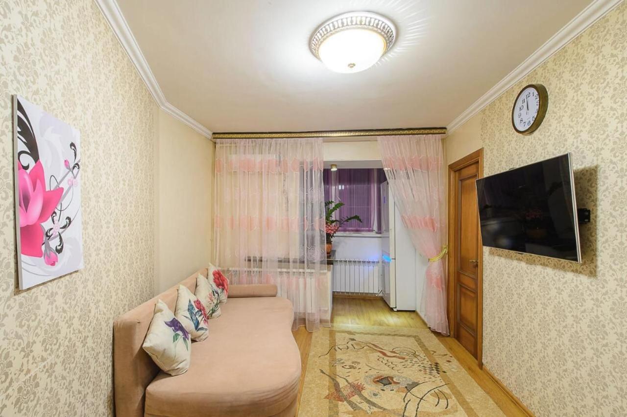 Appartamento Золотой Квадрат Шевченко 75 Almaty Esterno foto
