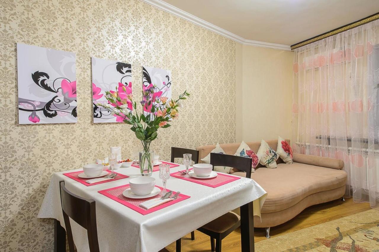 Appartamento Золотой Квадрат Шевченко 75 Almaty Esterno foto