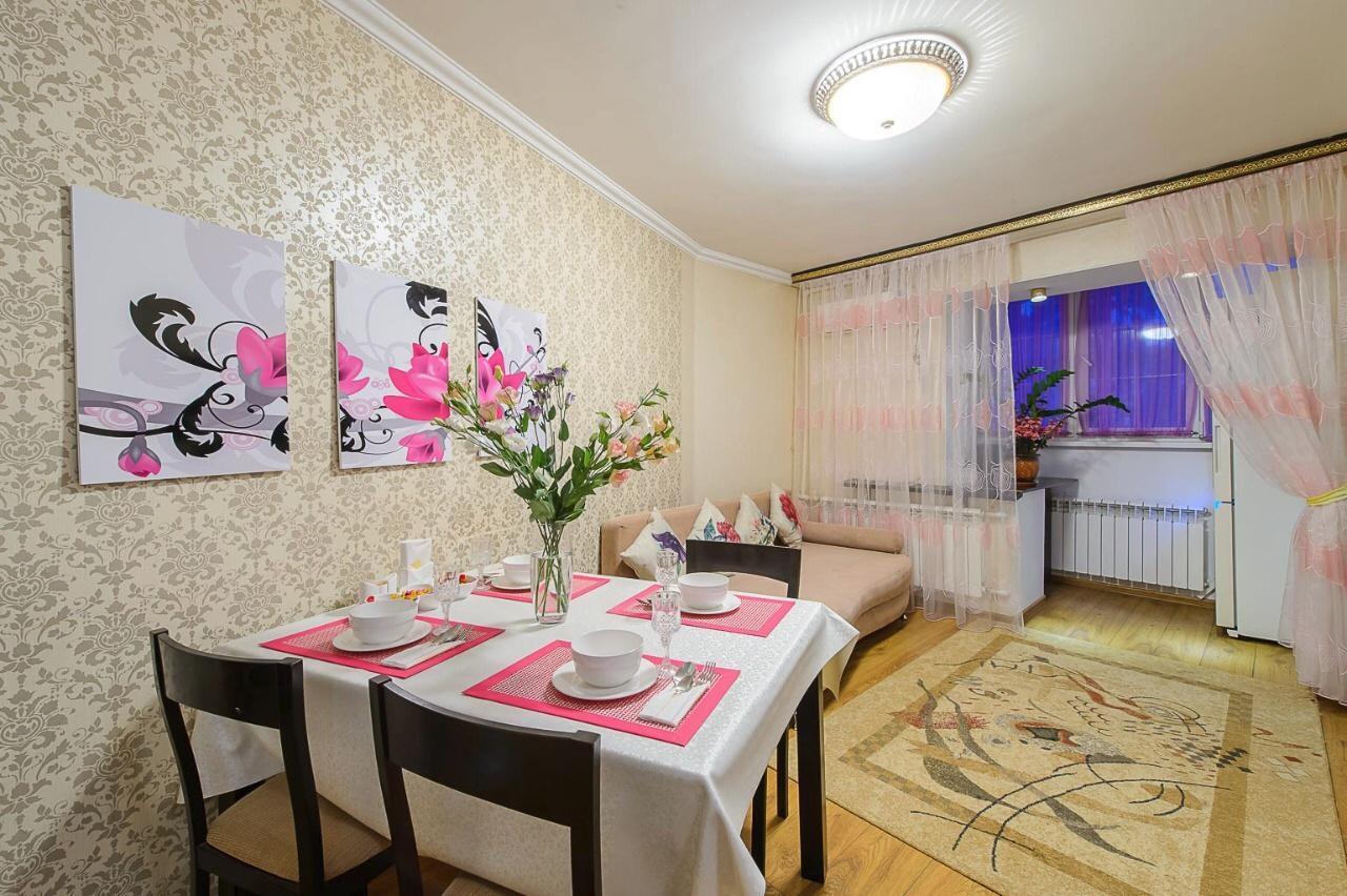 Appartamento Золотой Квадрат Шевченко 75 Almaty Esterno foto